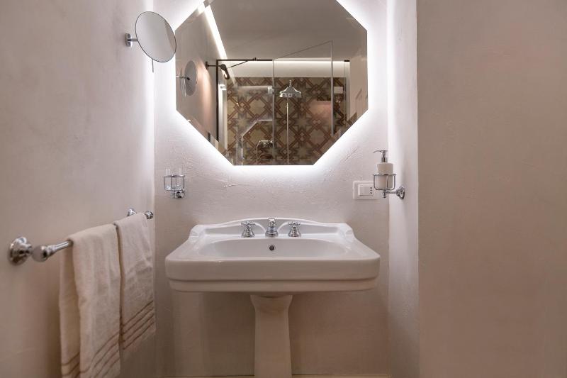 One-Bedroom Apartment image 2