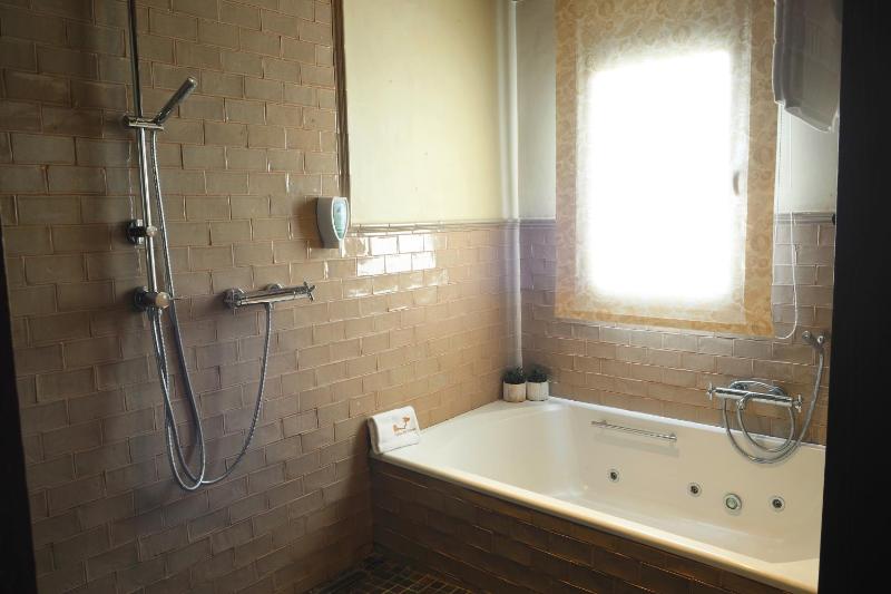 One-Bedroom Apartment with Hot Tub image 4