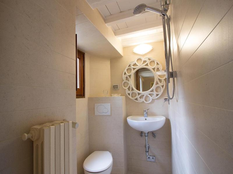 Economy Double Room image 3