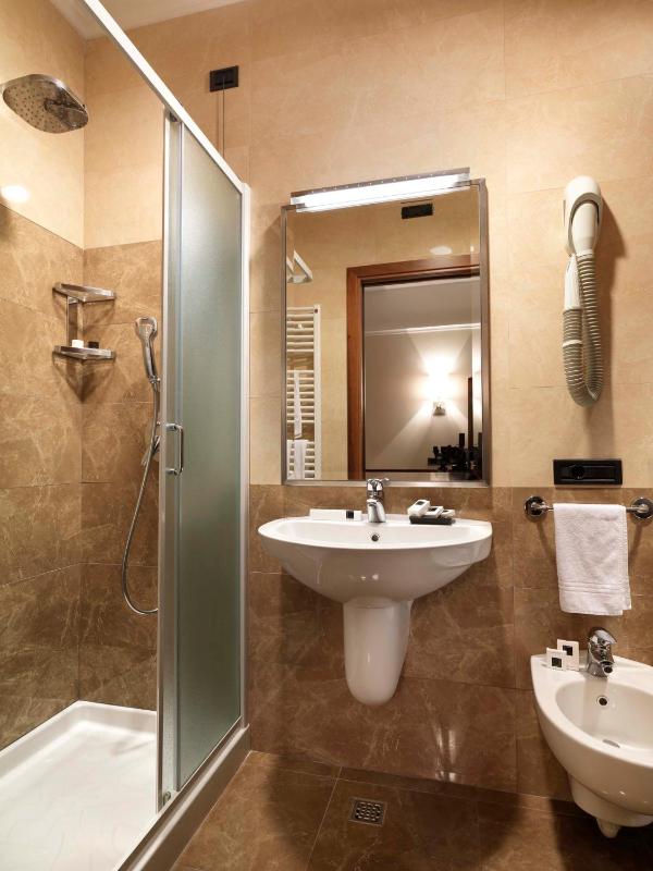 Double Room image 4