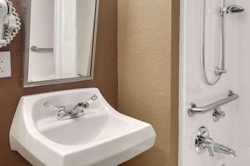Queen Room - Disability Access/Non-Smoking image 3
