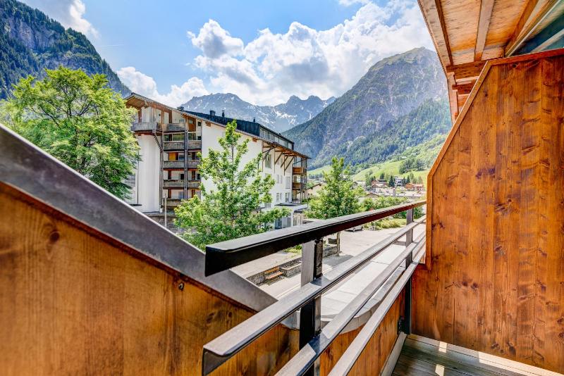 Superior Double Room with Balcony image 2