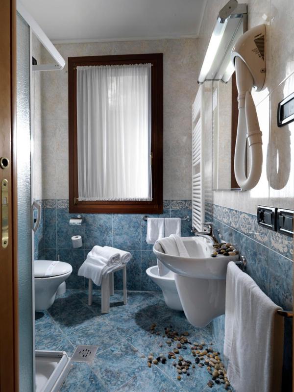 Double Room image 2