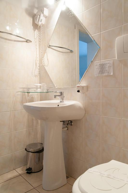 Twin Room image 3