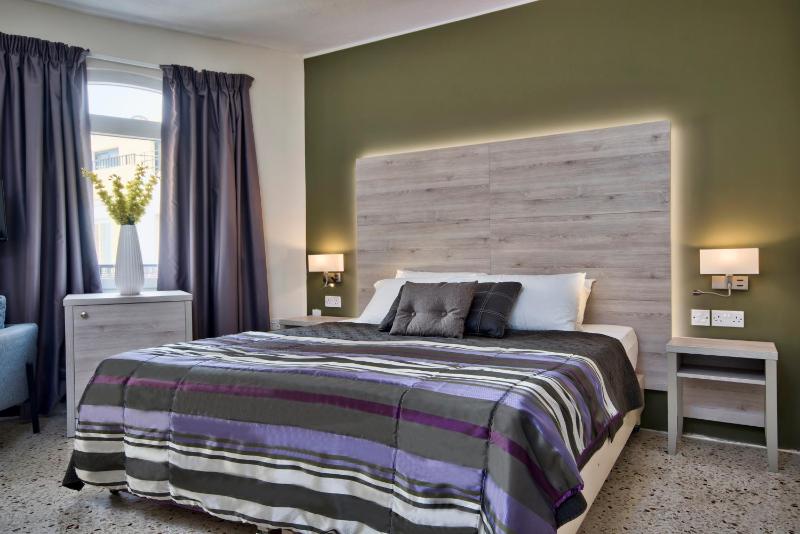Superior Double or Twin Room with Balcony and Pool View image 3