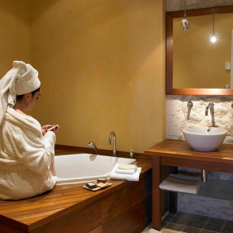 Luxury King Room image 4