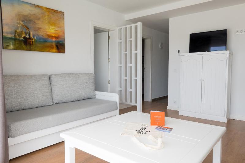 Apartment with Pool View  image 2