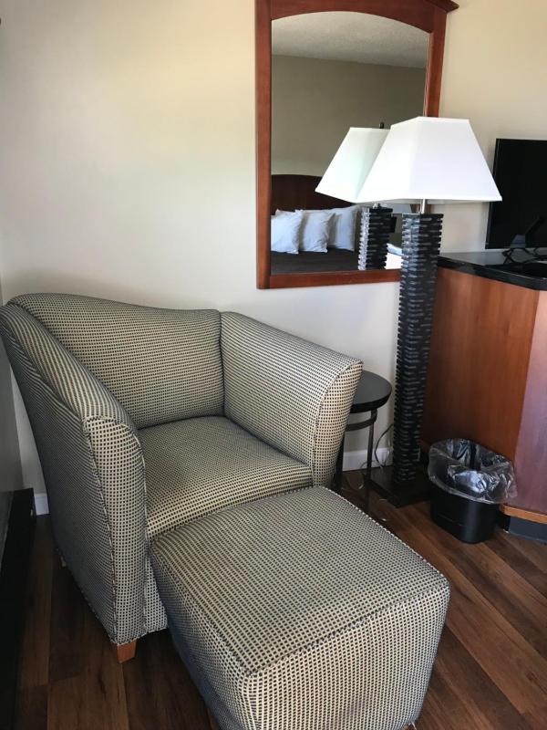 Standard King Room image 2