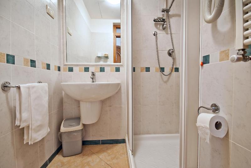 Economy Single Room image 4