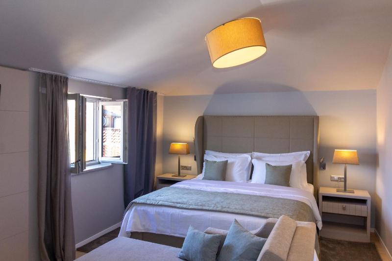 Superior Double or Twin Room with Sea View image 3