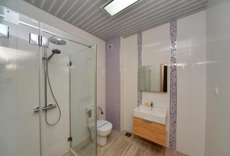 Four-Bedroom Apartment with Sea View image 3