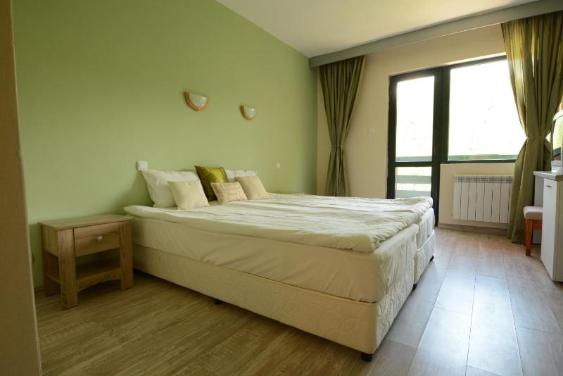 Deluxe Twin Room with Balcony image 2