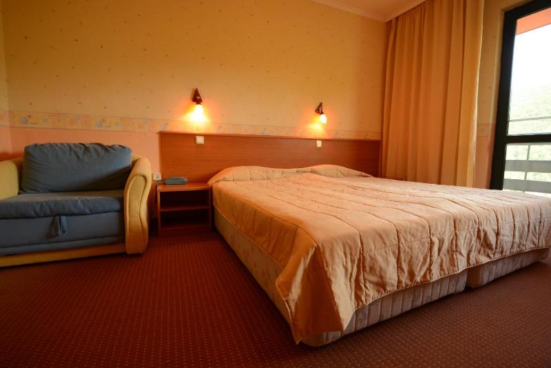 Twin Room with Balcony image 2