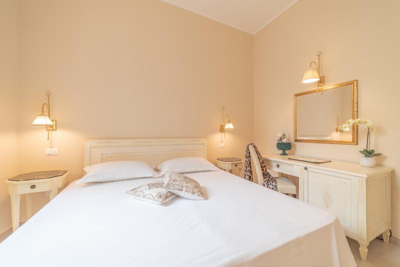 Standard Double Room image 3