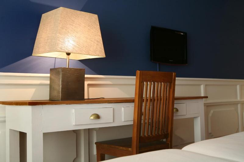 Triple Room with City View image 4