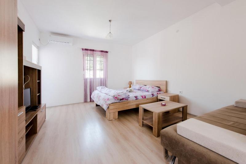 Studio Apartment with Sea View image 3