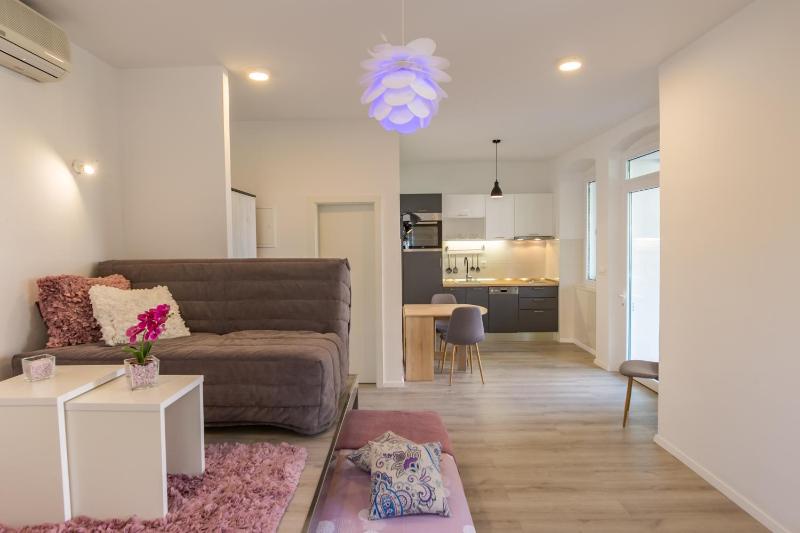 Vana & Tea Luxury Studio Apartment - image 6