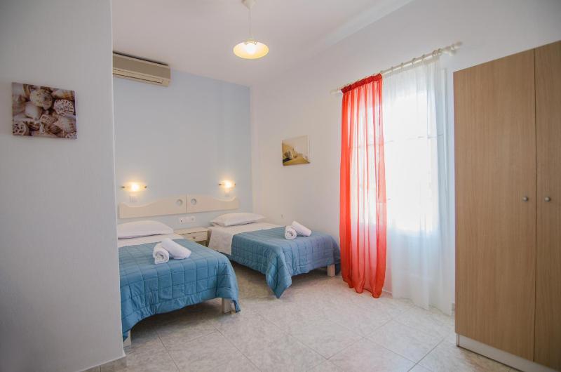 Twin Room image 3