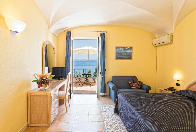 Superior Double Room with Sea View image 3