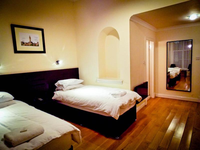 Budget Twin Room Ensuite image 3