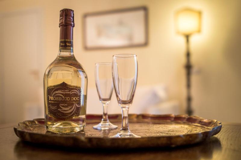 One-Bedroom Apartment image 3