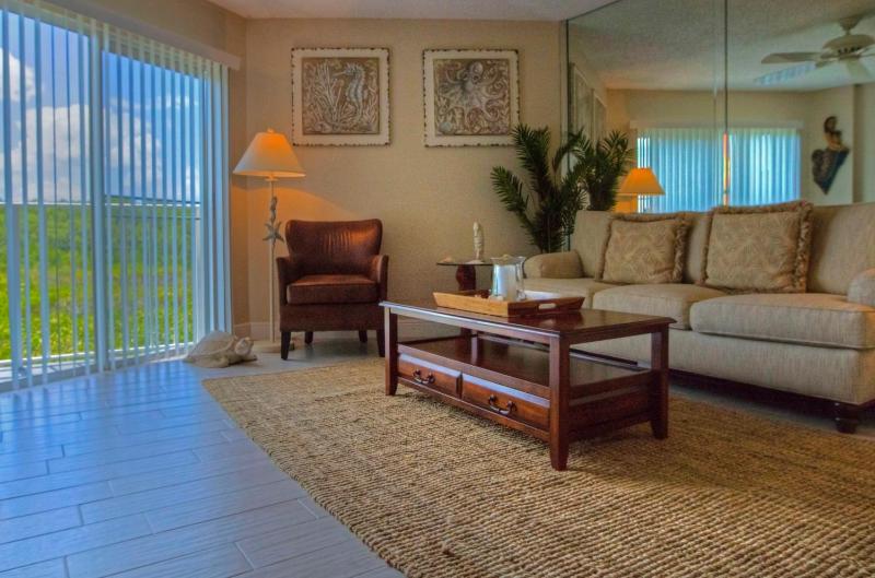 Standard One-Bedroom Suite with Partial Ocean View image 2