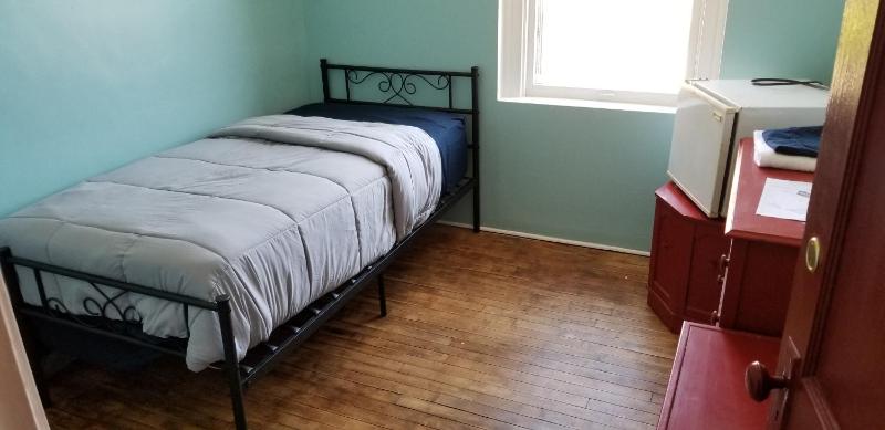 Budget Twin Room image 3
