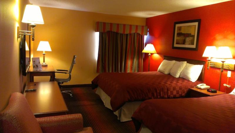 Queen Room with Two Queen Beds - Non-Smoking image 4
