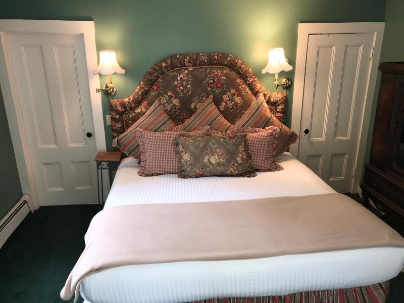 Deluxe King Room with Spa Bath image 4
