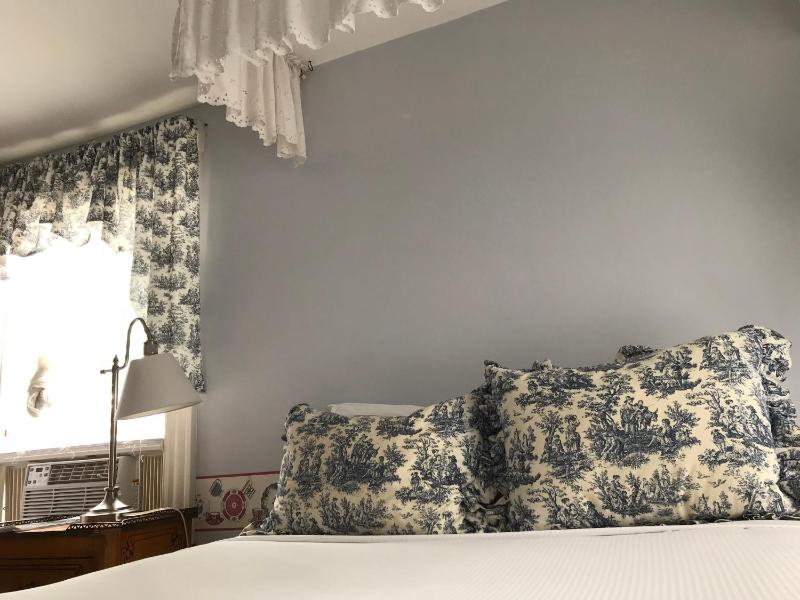 Deluxe Queen Room image 3