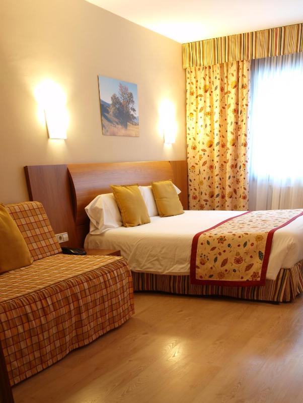 Quadruple Room (2 Adults + 2 Children) with Spa Access image 4