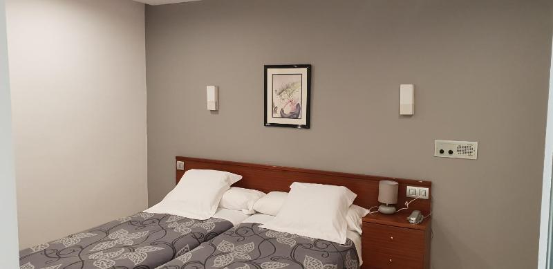 Twin Room (interior) image 2