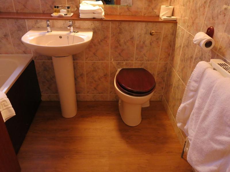 Twin Room image 3
