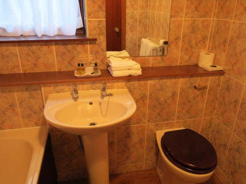 Twin Room image 4