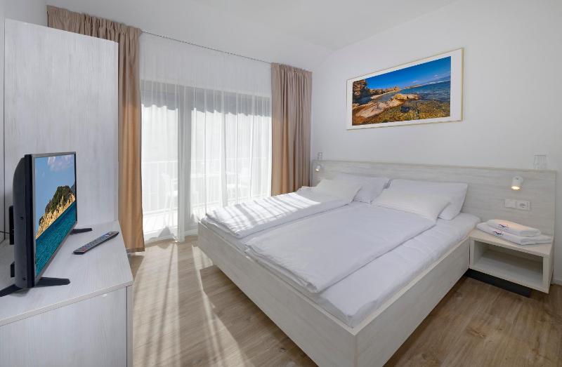 Double Room with Balcony and Garden View image 1