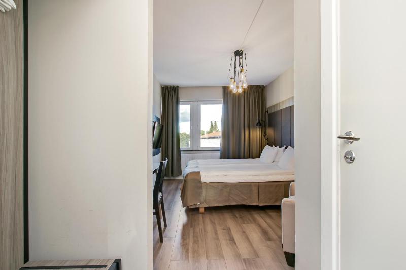 Standard Twin Room image 3