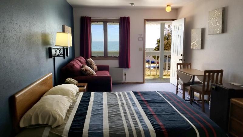 Queen Room with Balcony image 2