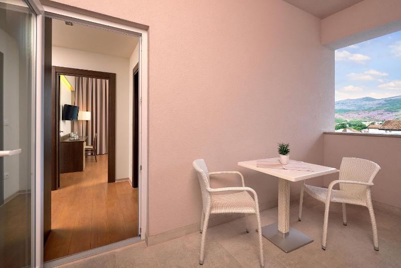 One-Bedroom Suite with Balcony image 2