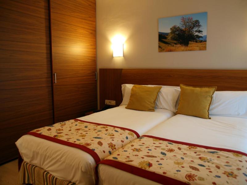 Economy Twin Room image 2