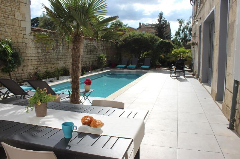 Double Room with Pool View image 4