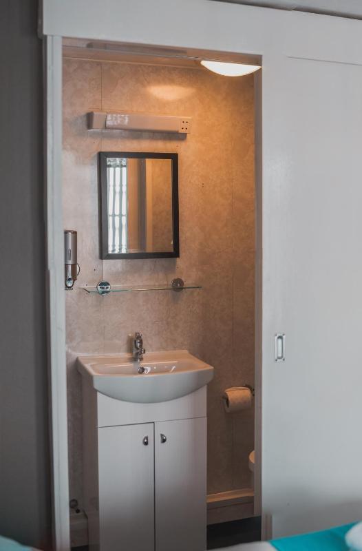 Standard Twin Room image 4