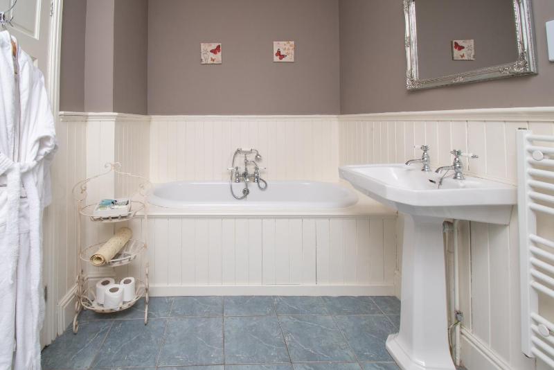 Quadruple Suite with Mountain View image 3