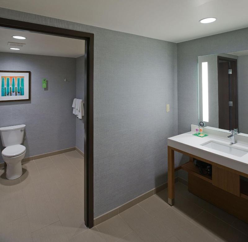 Queen Room with Two Queen Beds with Accessible Tub - Disability Access image 4