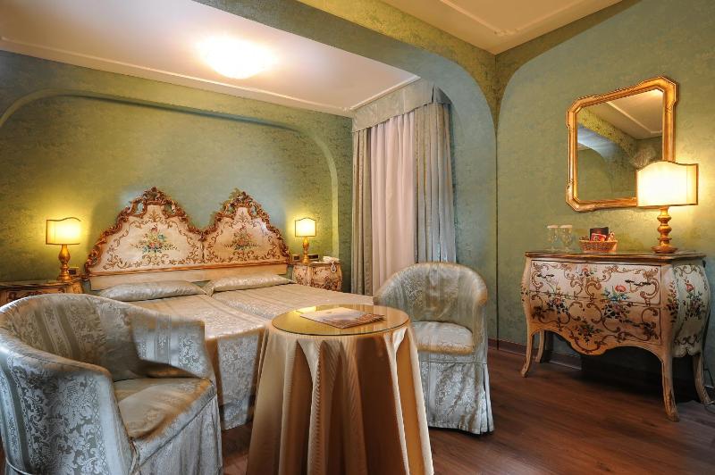 Classic Double Venetian Room   image 1
