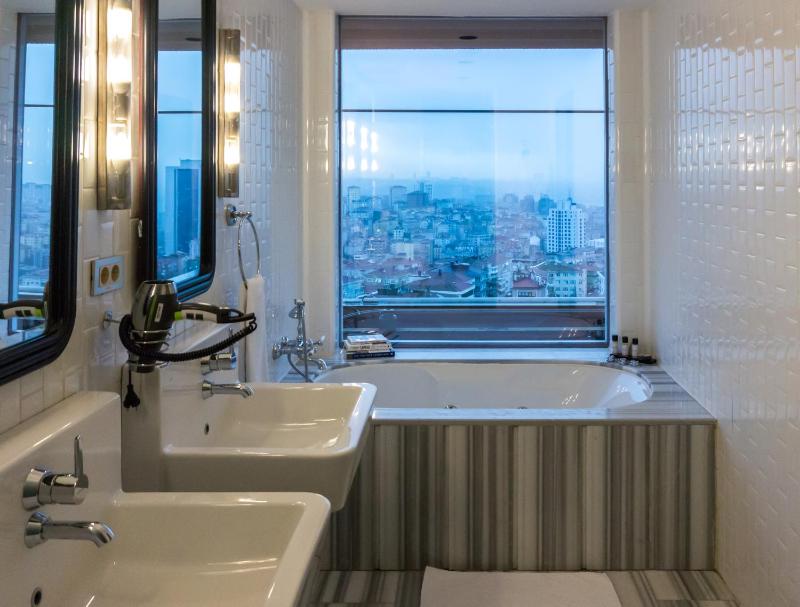 Suite with Spa Bath image 3