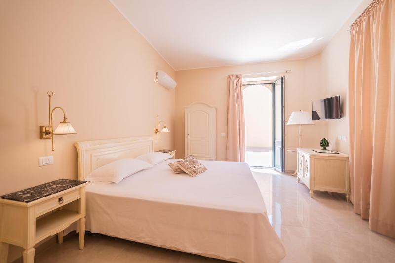 Double Room with Terrace image 3