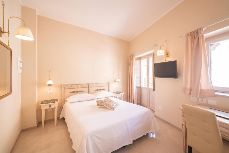 Double Room image 2