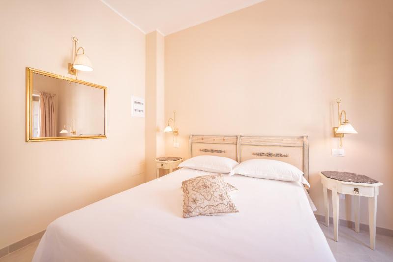 Double Room image 3