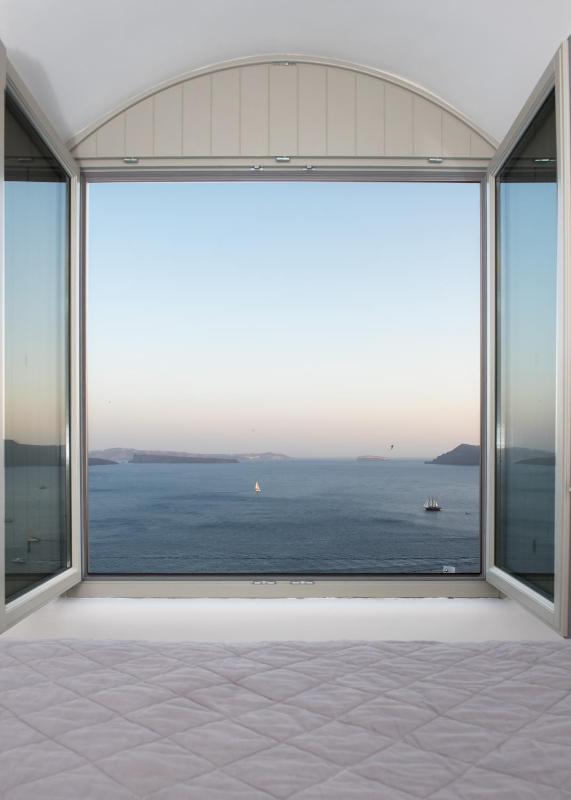 Deluxe Suite with private Infinity Pool, Hot tub and Caldera View image 4