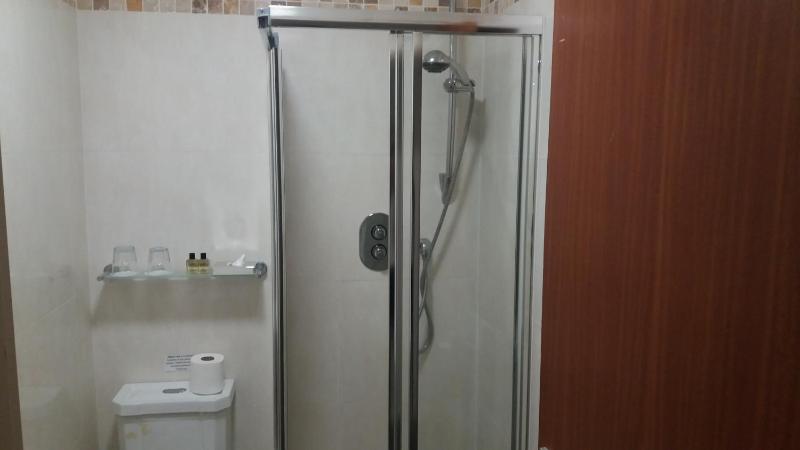 Twin Room image 3